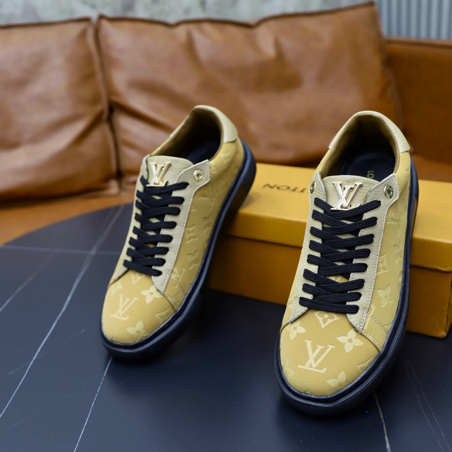 Ex-factory price: 440💰🙅‍♂️🙅‍♂️🙅‍♂️ Brand: LV Louis Vuitton Standard code: 38-44 (45 customized) Grade: Same as the official website Material: Original material splicing Comfortable and breathable lining Lightweight and wear-resistant sports outsole Style category: Men's fashion casual shoes Running sneakers Distinguished luxury brand elements Top luxury Color: actual picture color